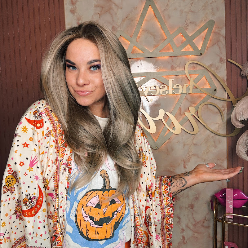 Elizabeth Wears Wigs