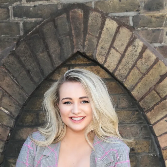 Laura the Historian 📚