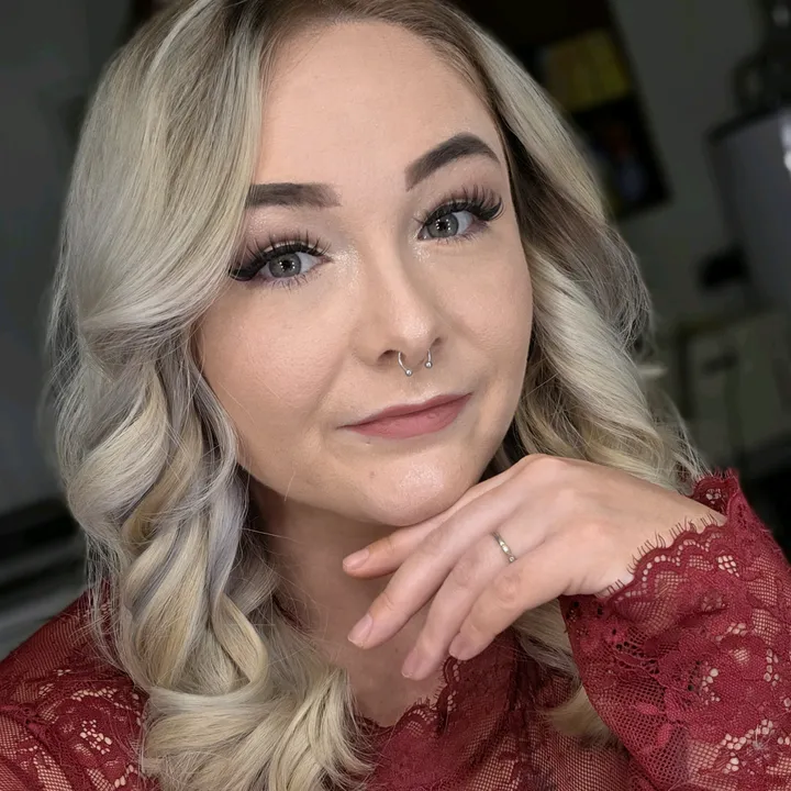 brittany | plus size mama 🎀