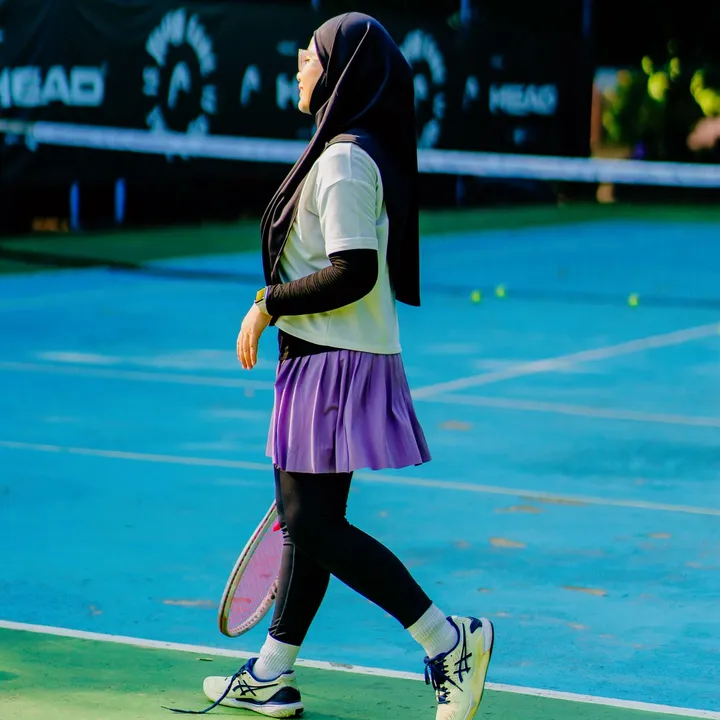 Mama Bekal Main Tennis