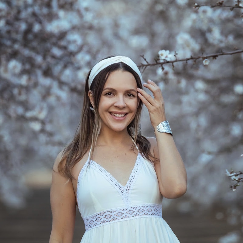Asya Olson - travel blogger from California.
