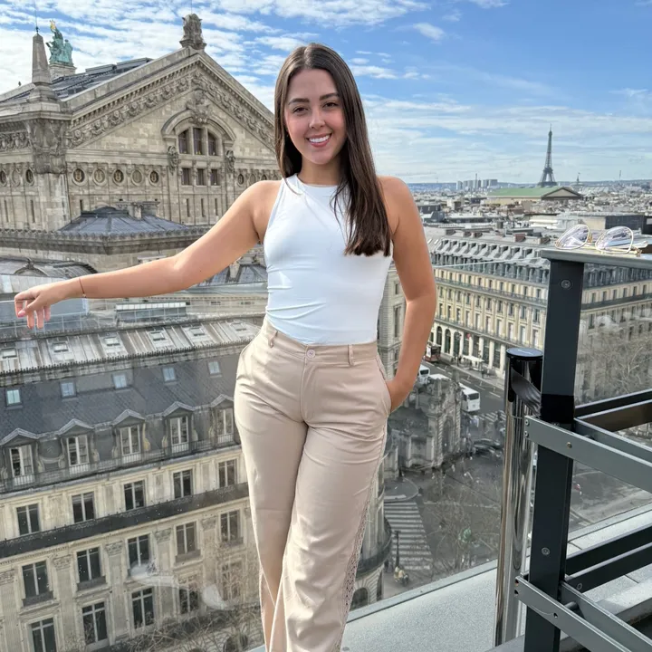 AngieDetrasDeGreta