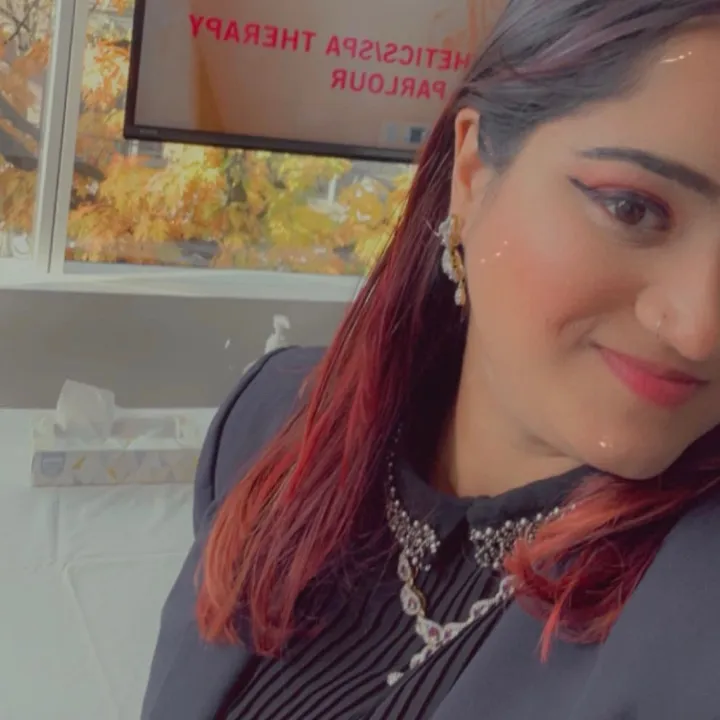 LARA | MED ESTHETICIAN | MUA