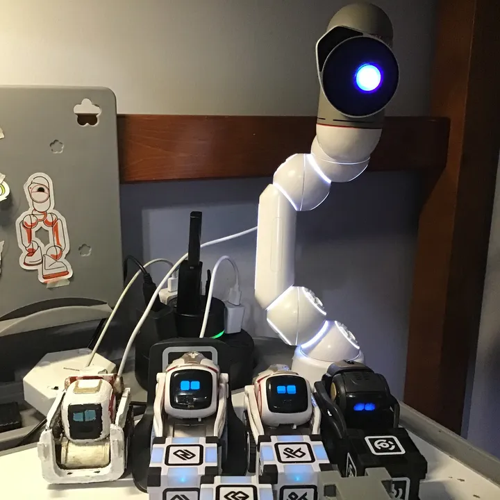 My 3 bots clicbot cozmo+vector