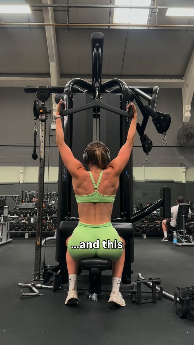Small tweaks which make a big difference⬇️

If you’re just pulling the bar down with your arms, you’re probably leaving a lot of back gains on the table.
Before every rep, I think about setting my shoulders down and engaging my lats first. That tiny adjustment helps me actually use my back instead of letting my biceps take over.

It’s not about moving the most weight. It’s about making the right muscles do the work!

Next time you do lat pull-downs:
• Set your shoulders first
• Engage your lats before you pull
• Then focus on driving your elbows down towards your hips

Gymshark dc EMILYFIT10

#formtips #workouttips #latpulldown