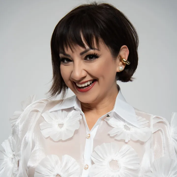 Ivelissa Riendo Y Comiendo