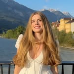 𝓐𝓷𝓷𝓪 𝓢𝓽𝓻𝓲𝓰𝓵