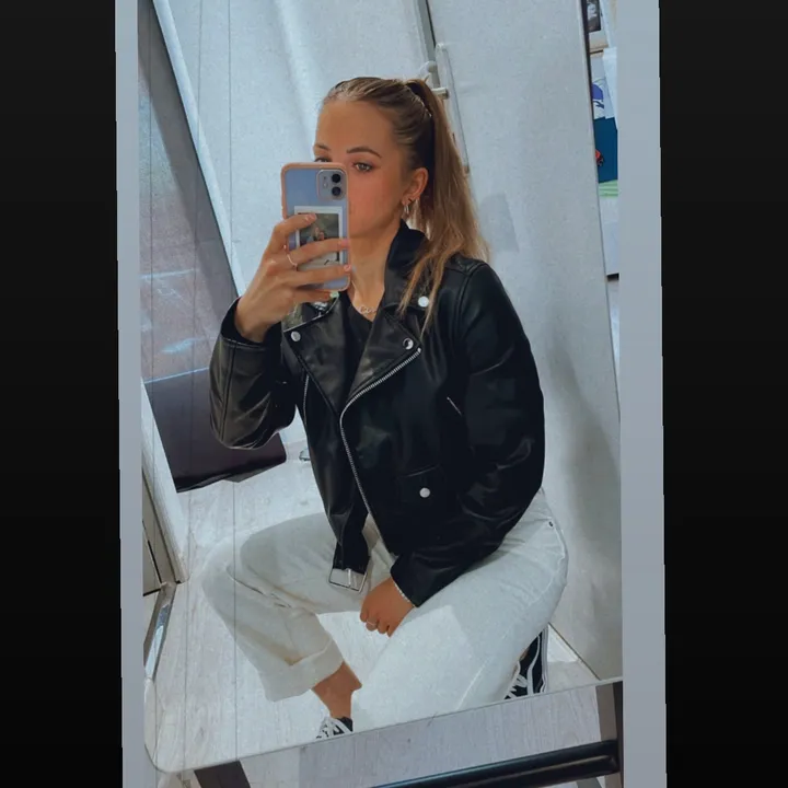 Lau__ra