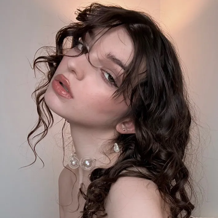 Adelaide | Petite Model