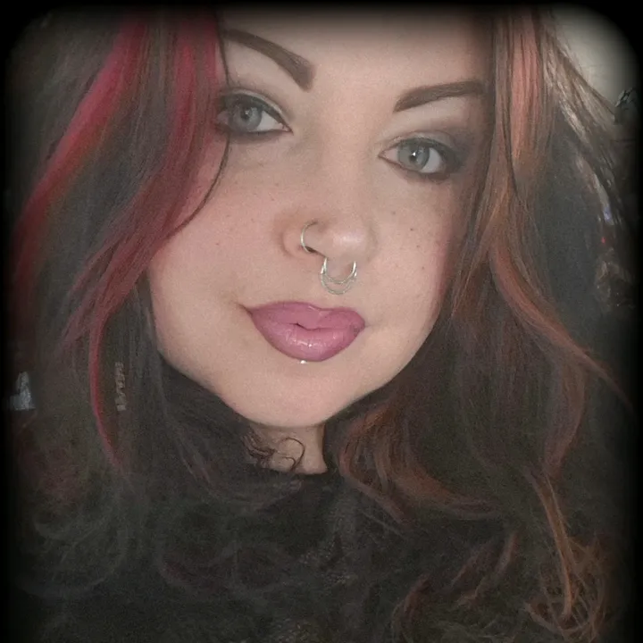 Shannon📚👻🦩🖤