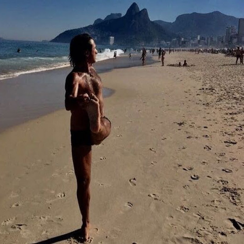 Yoga com Paulo Roberto e Ale Giordano