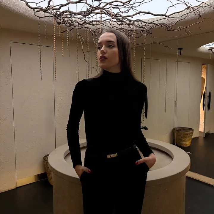 Polina 🖤