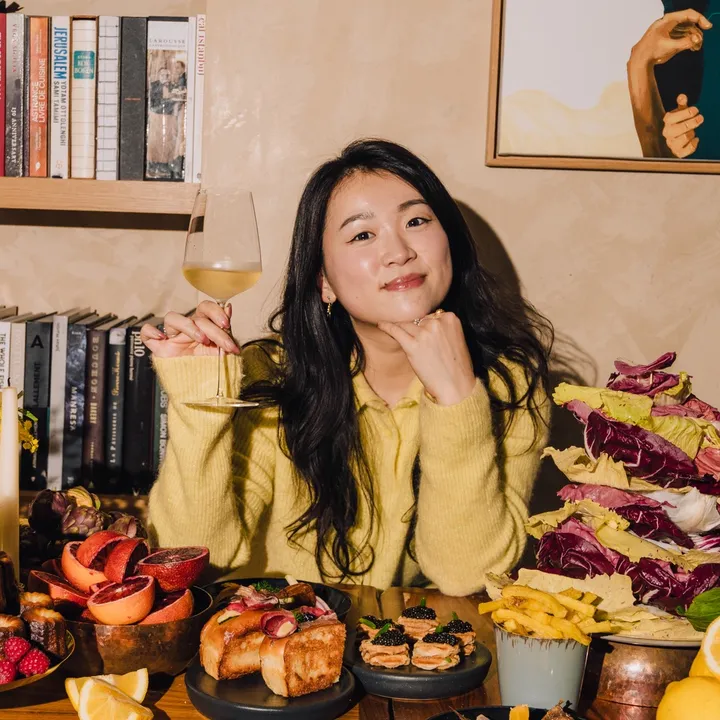 Verna eats food & travels
