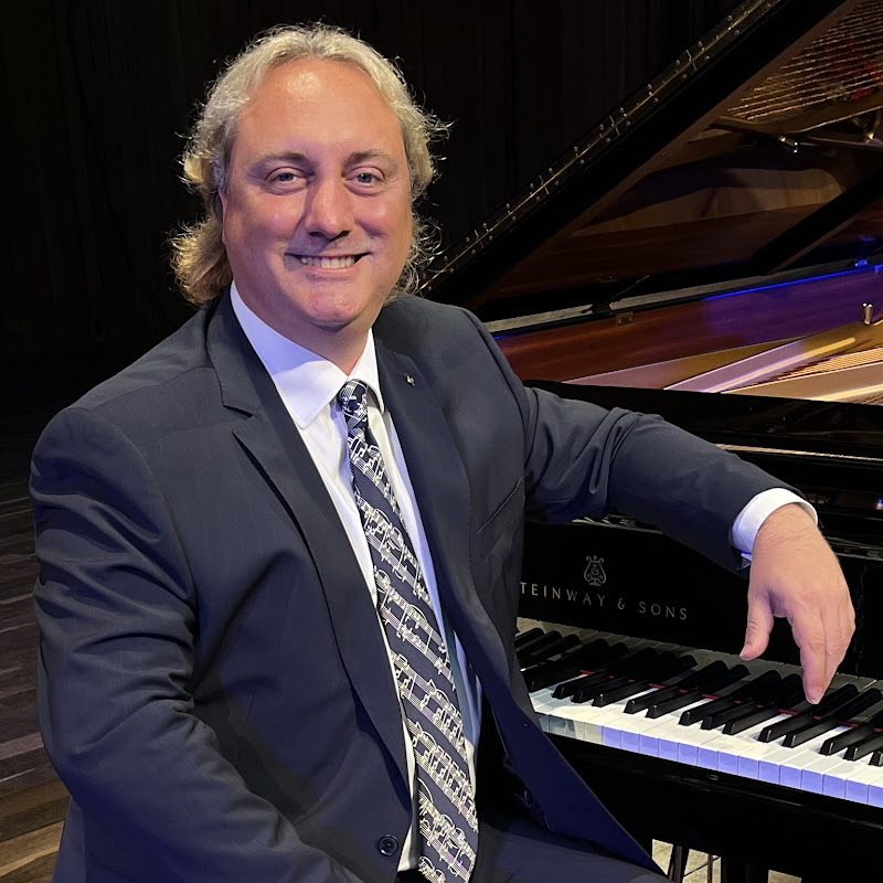 MauColi The Pianoman