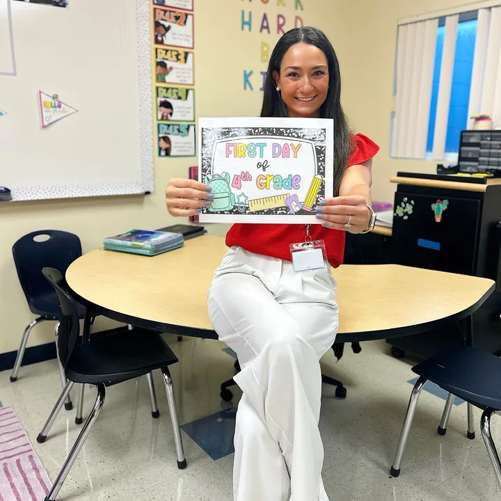 Ms. V | Teacher🩷✏️📓✨