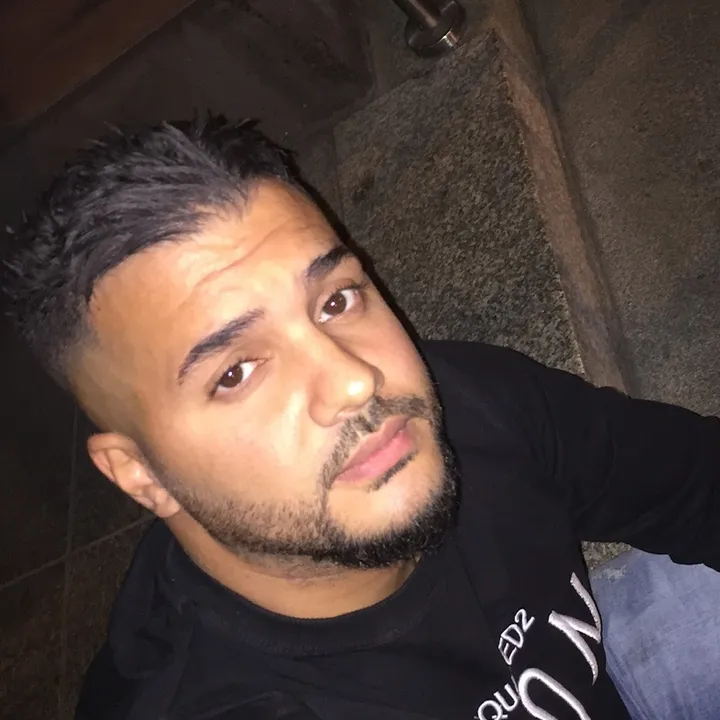 Mo