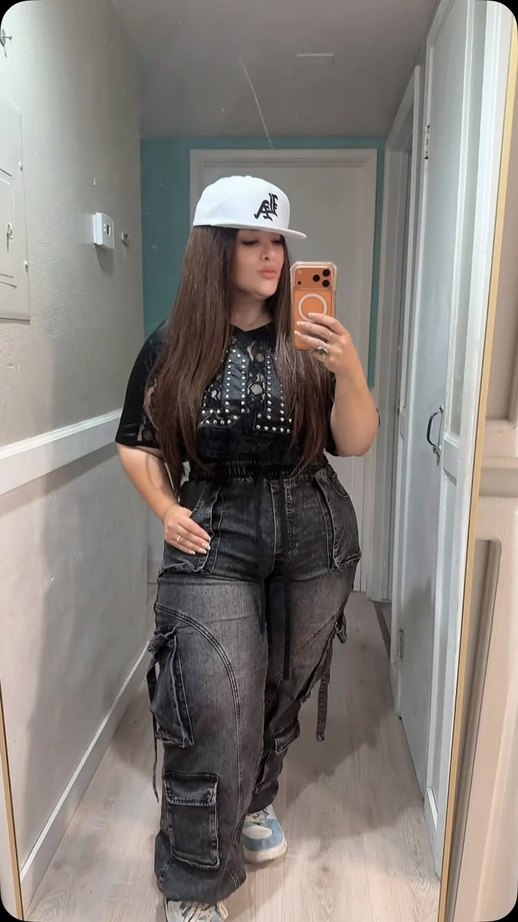 Take me back to the 2000s these cargo jeans are 🙌🏻🔥 @fashionnova @fashionnovacurve #2000s #Millennial #explorepage✨ #fashionnova #plussizefashion
