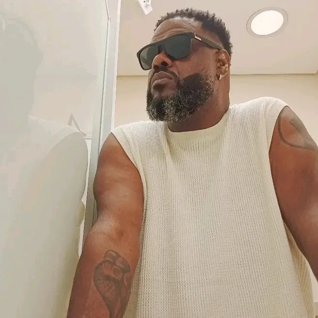 Rodney Nunes preto até o osso