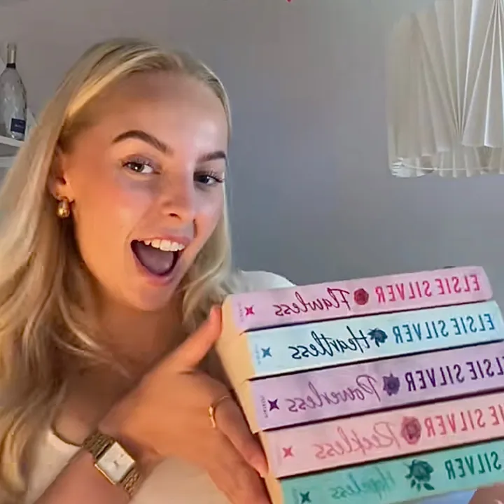 Ella 📖🎀🧋🎧