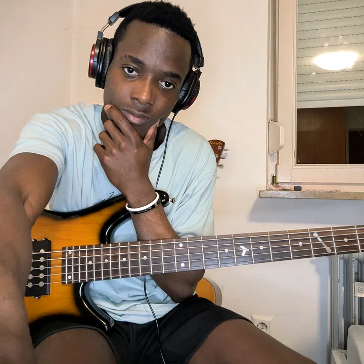 🐝Solomon Wiz Bassist