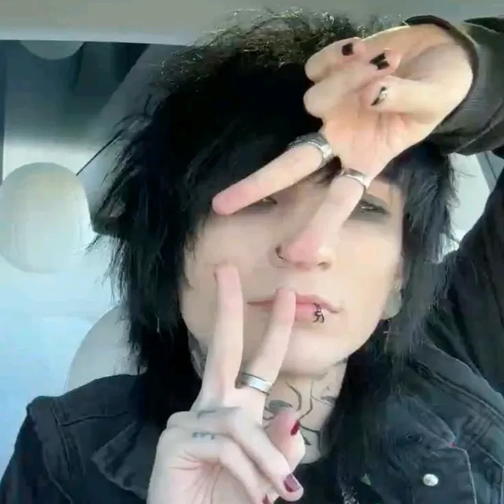 Johnnie Guilbert 🖤🦇