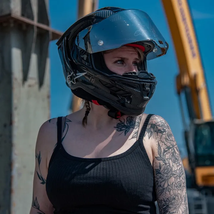 GirlOnTheZ900