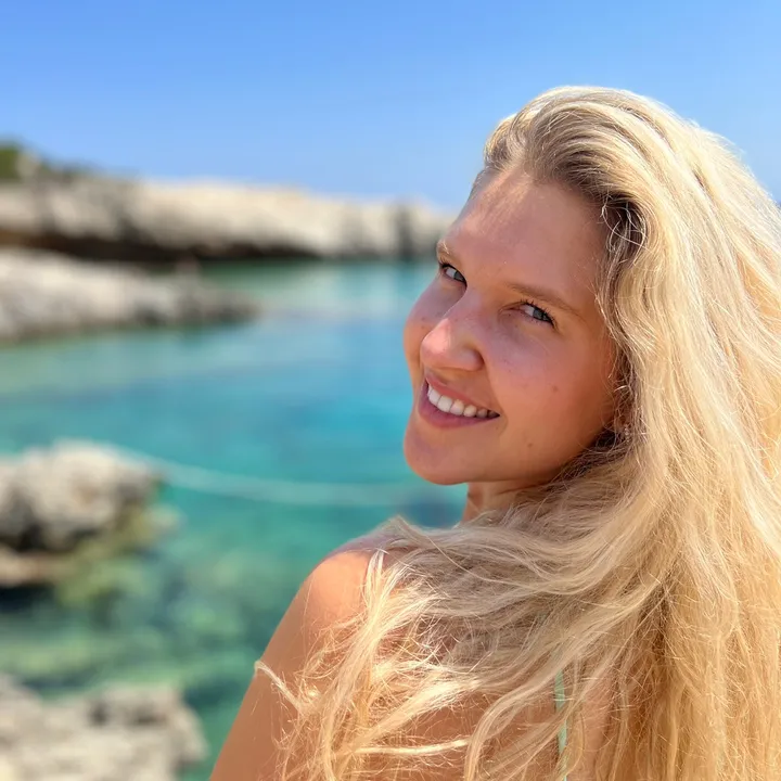 Anika • Travel + Life Abroad✈️