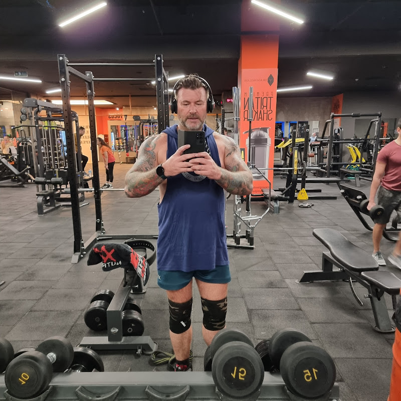 DJ Swa reviews Gyms, Hotels and is mixing Music !