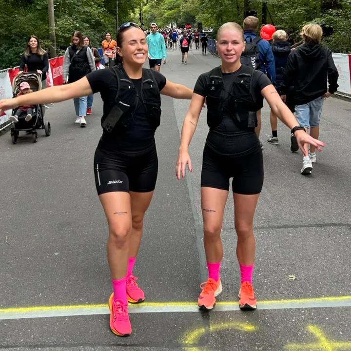 Carla og Sara løper