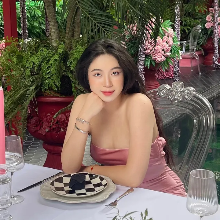 Hà Linh đang chơi tiktok