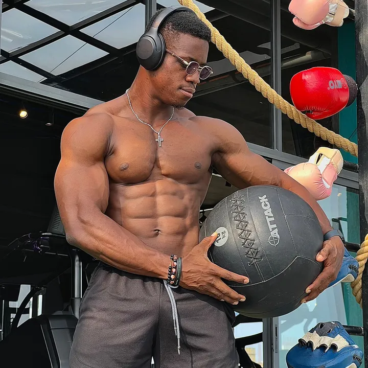 STRONG MAN 🦍