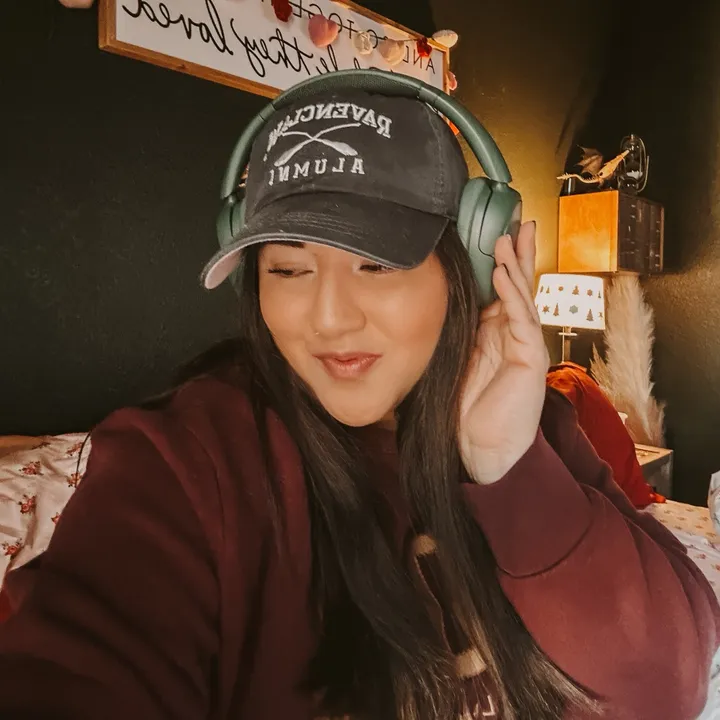 Cozyy Vibes 🕯️📚📖🧦✨