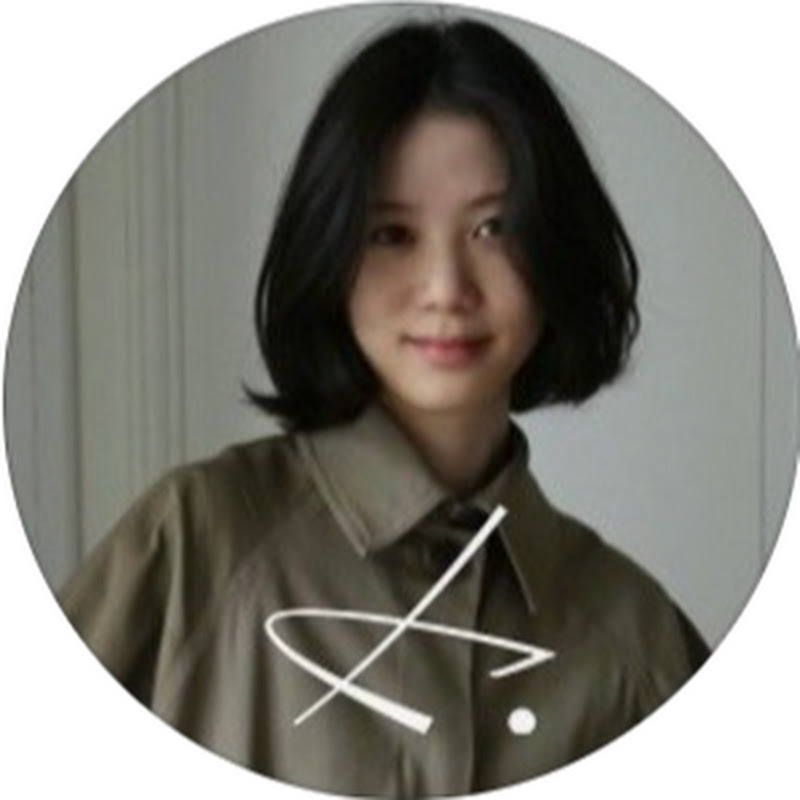 Une FIlle Aux Cheveux Noirs