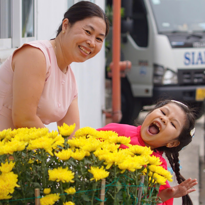 Nhà Mình Có Hai Mẹ Con