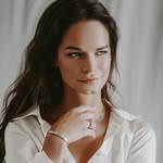 Alisa Miroshnichenko | Cosmetologist | Author | Health Coach