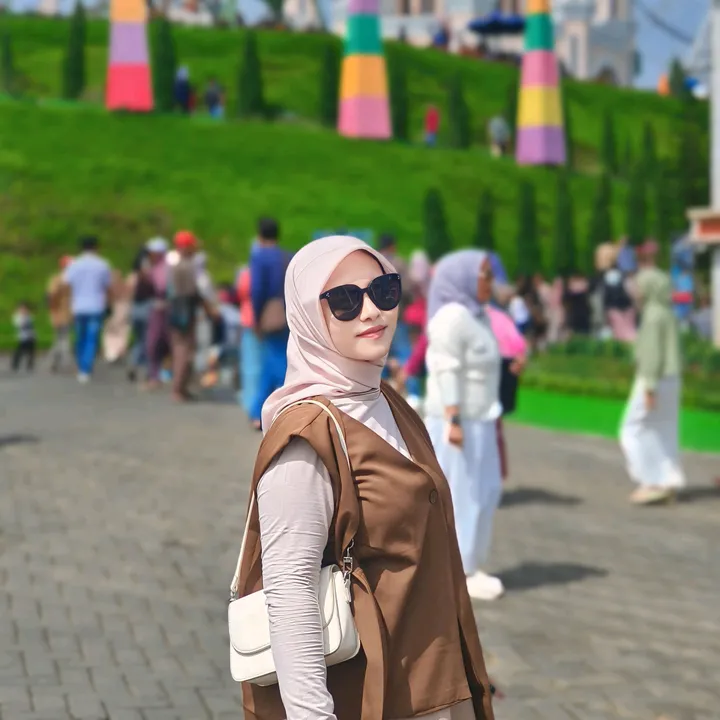 Iqkha R Scarves