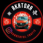 Un couple de voyageurs et leur van AKATORA