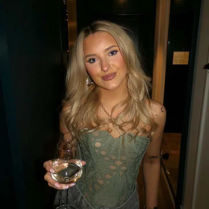 olive yeah 🫐🐆🍸