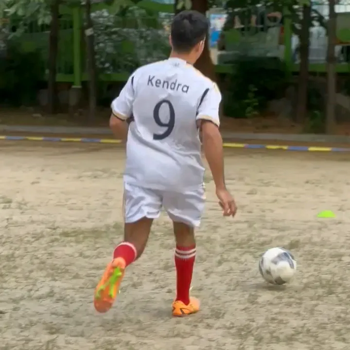 Kendra thapa(football lovers)
