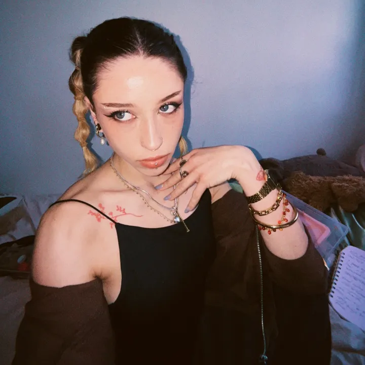 👽