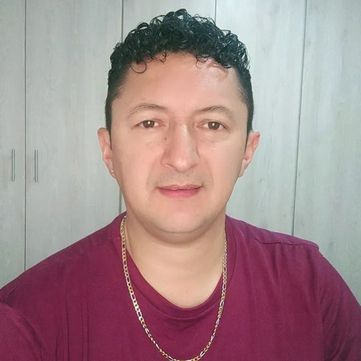 DaddyAlejandro. Te sigue