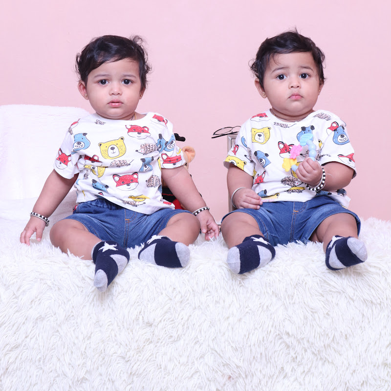 TheNaughtyTwins_AyuAvi