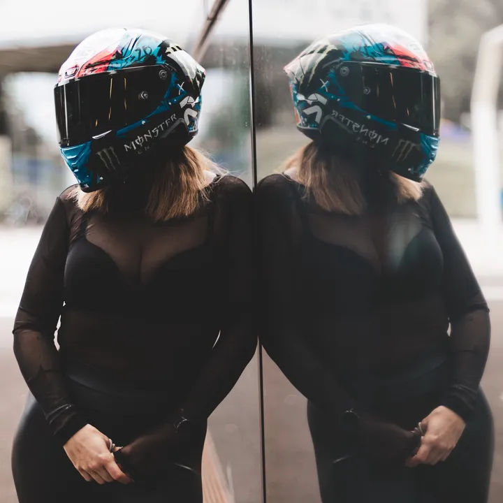 GirlOnTheZ900