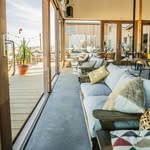 Surfing Elephant 🏄surfclub met een gezellig terras op strand 🏖️