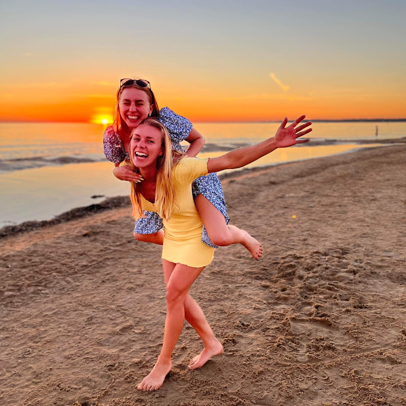 Isabelle & Stephanie 