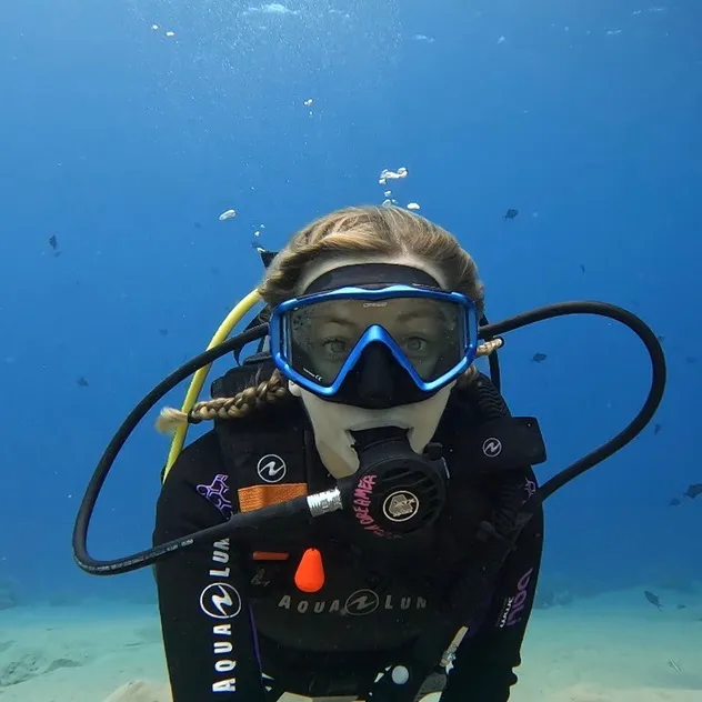 Nini_sea_dive_girl