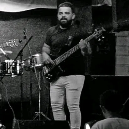 "Bajista de los Serranitos"