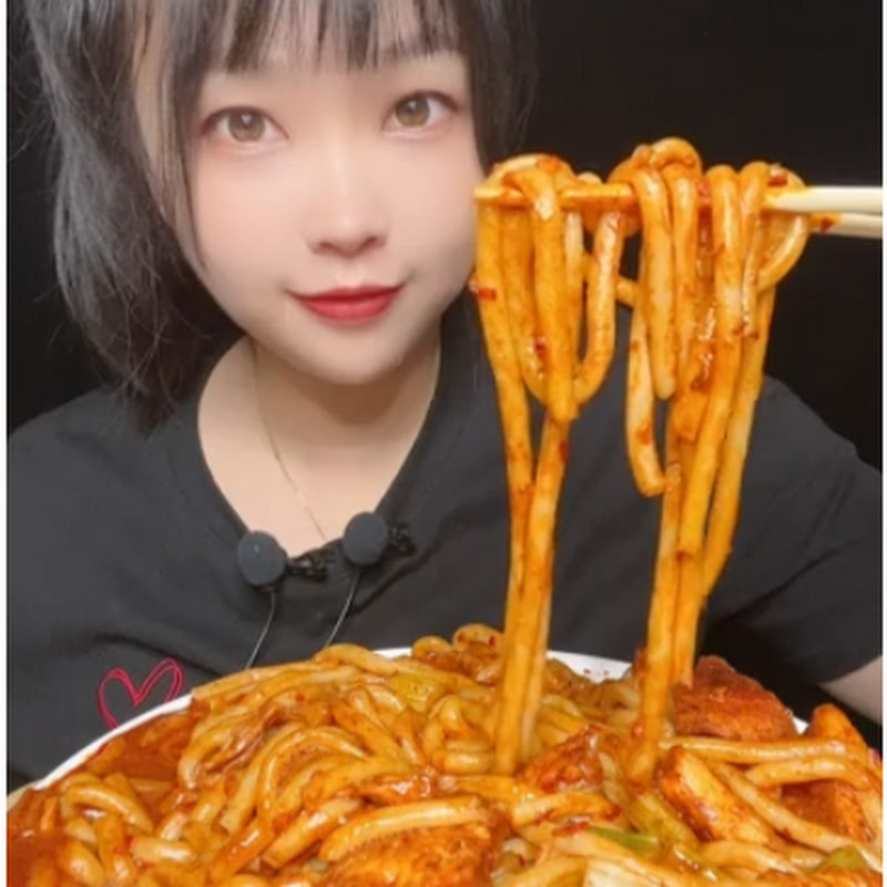GIRL EATING NOODLES