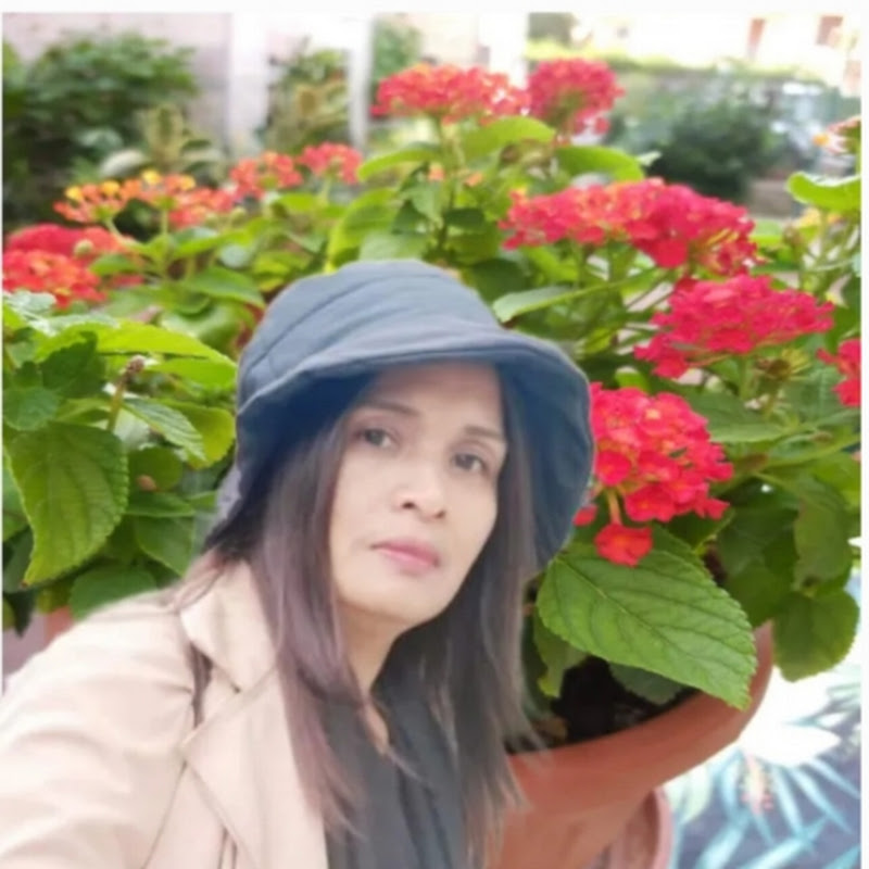 Lola Young houseplantlover 