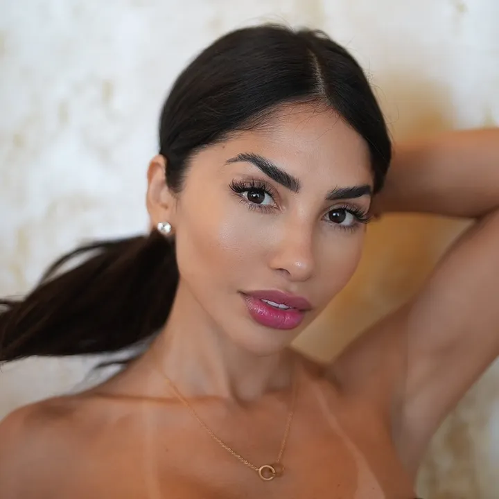 Alessandra Leon